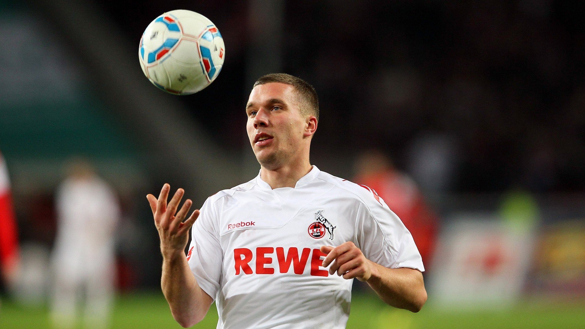 欧冠半决赛焦点战,塞维利亚硬仗取胜比利亚雷亚尔